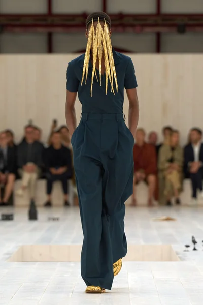 Look 16